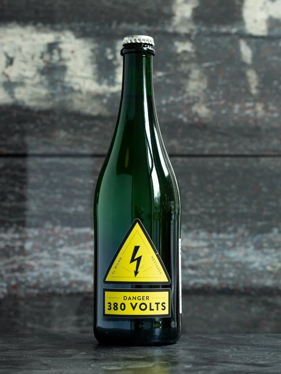 Купить игристое вино Nestarec Danger 380 Volts Brut - лучшая цена и выбор в Остерия Амичи Игристое вино Nestarec Danger 380 Volts Brut / Нестарец Дейнджер 380 Вольт Брют