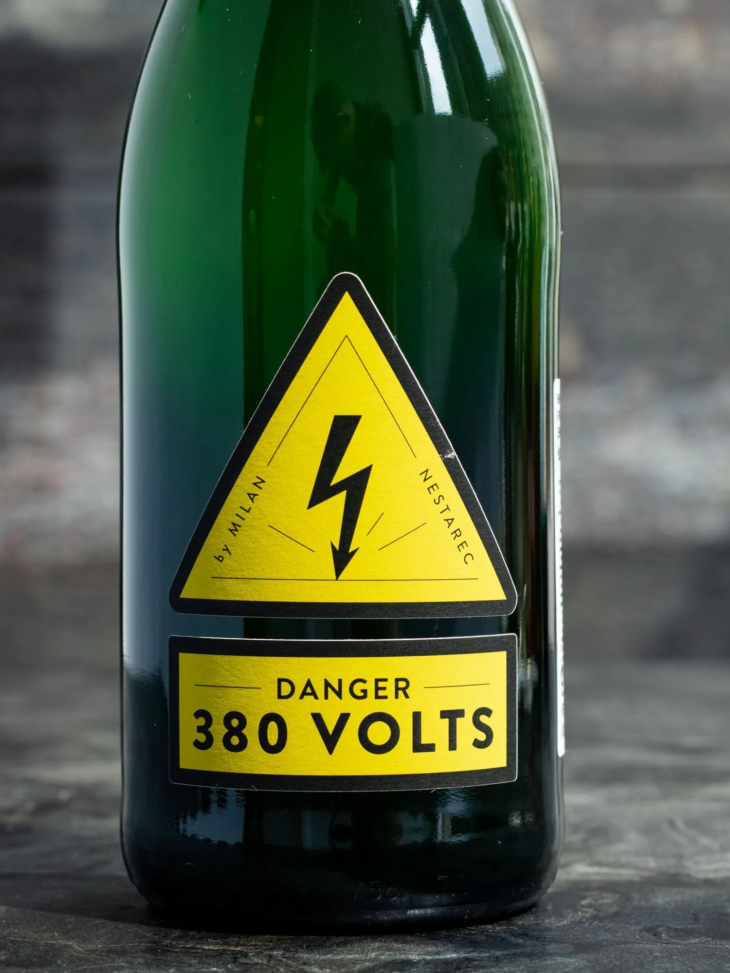Купить игристое вино Nestarec Danger 380 Volts Brut - лучшая цена и выбор в Остерия Амичи Игристое вино Nestarec Danger 380 Volts Brut / Нестарец Дейнджер 380 Вольт Брют