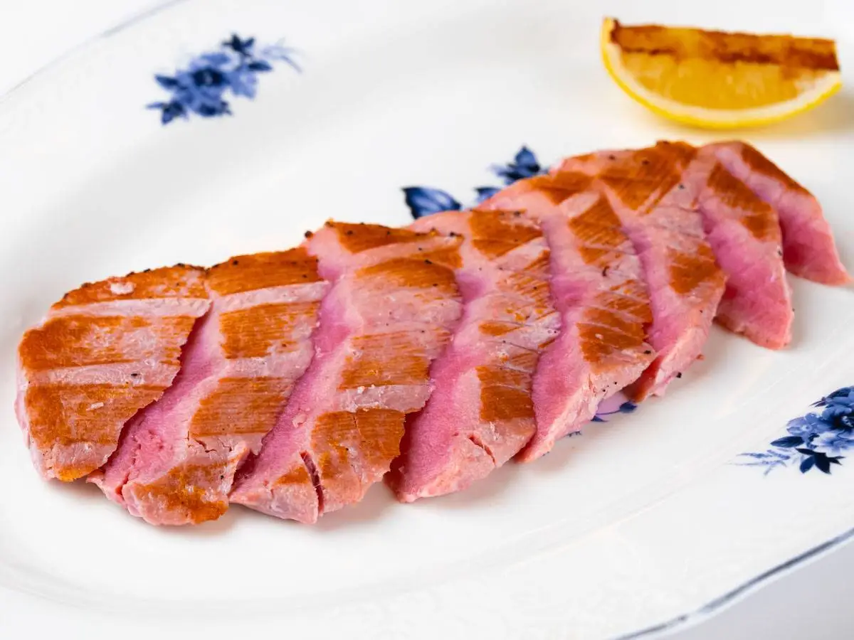 Стейк тунца на гриле