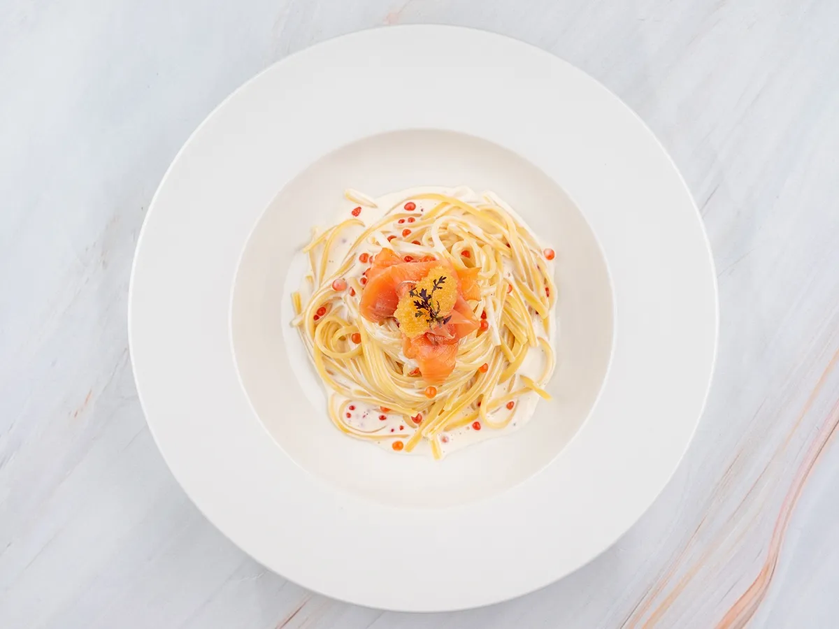 Спагетти с лососем и икрой