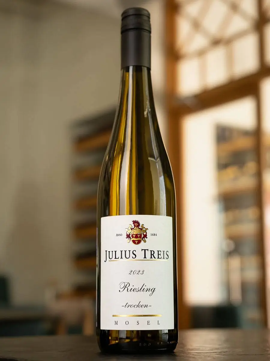 Вино Julius Treis Riesling Trocken купить в винном ресторане Остерия Амичи - лучшая цена Вино Julius Treis Riesling Trocken / Рислинг Мозель Юлиус Трайс