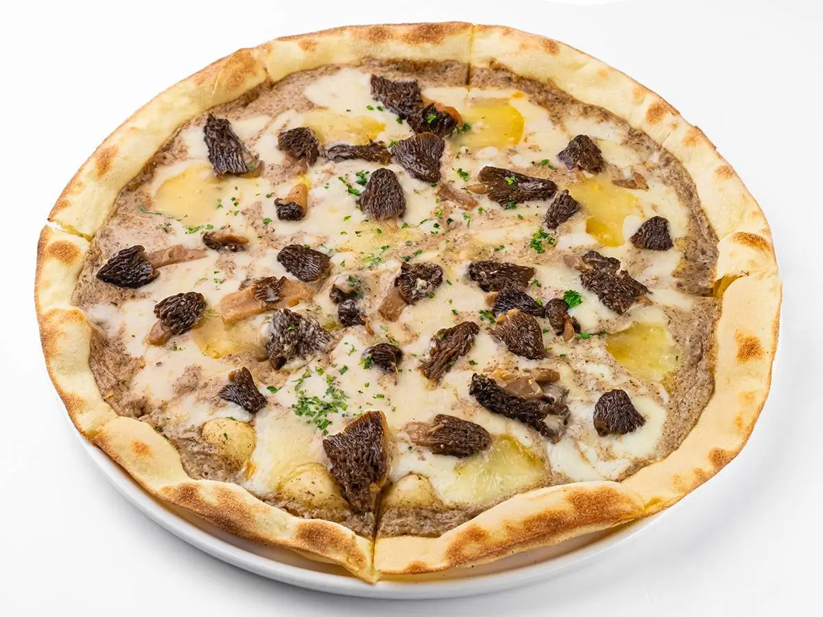 Пицца со свежими сморчками 