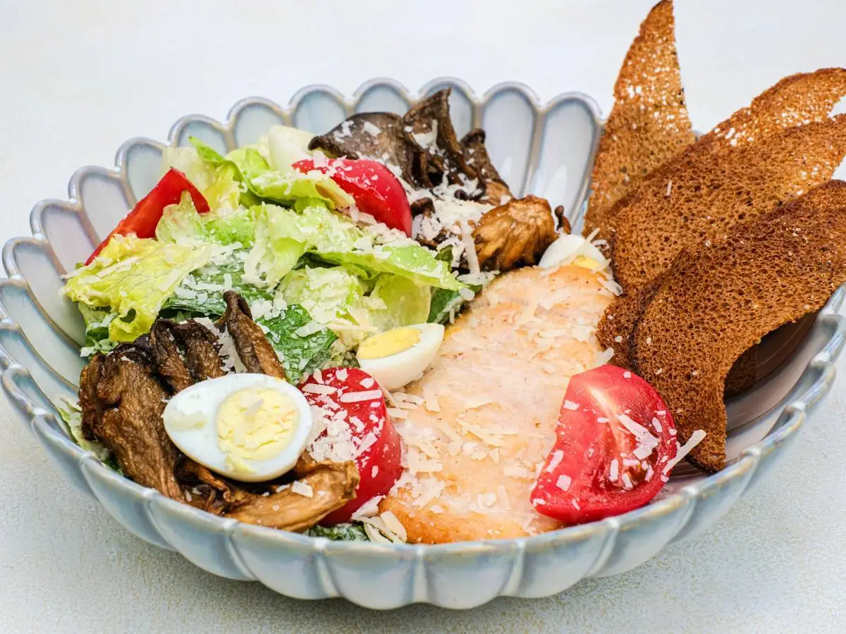 Цезарь с цыплёнком и грибами
