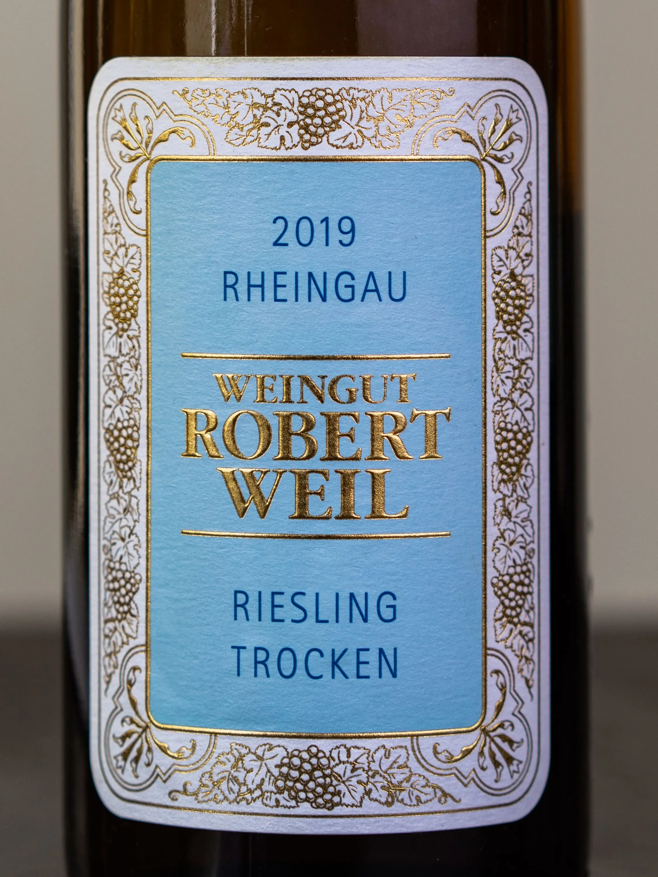 Купить вино Robert Weil Rheingau Riesling Tradition в винном ресторане Остерия цена Вино Robert Weil Rheingau Riesling Trocken / Роберт Вайль Рейнгау Рислинг Трокен