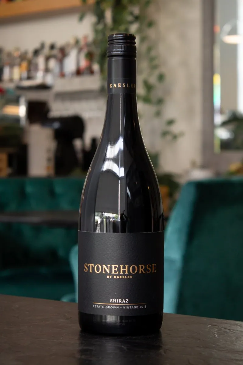 Вино Kaesler Stonehorse Shiraz купить в винном ресторане Остерия - лучшая цена Вино Kaesler Stonehorse Shiraz / Стоунхорс Шираз