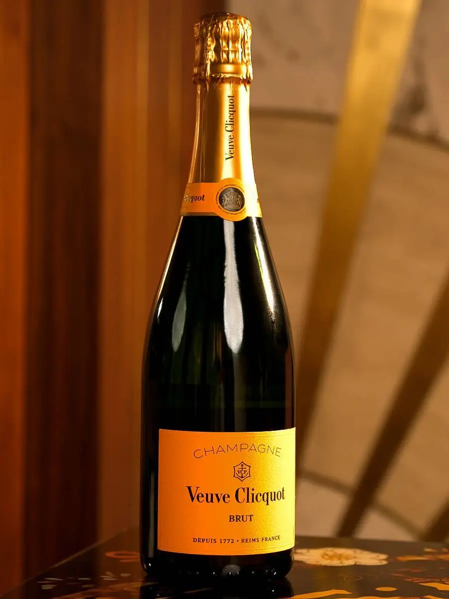 Шампанское Veuve Clicquot Brut купить в винном ресторане Остерия - лучшая цена Шампанское Veuve Clicquot Brut / Вдова Клико