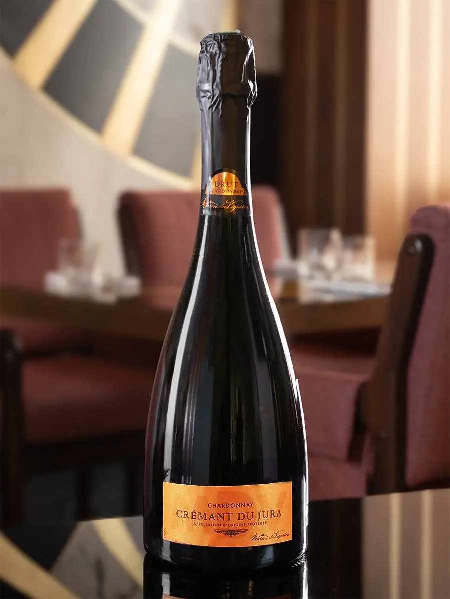 Игристое вино Maison du Vigneron Cremant du Jura купить в винном ресторане Остерия - лучшая цена Игристое вино Maison du Vigneron Cremant du Jura / Креман Дю Жюра Мезон Дю Винерон