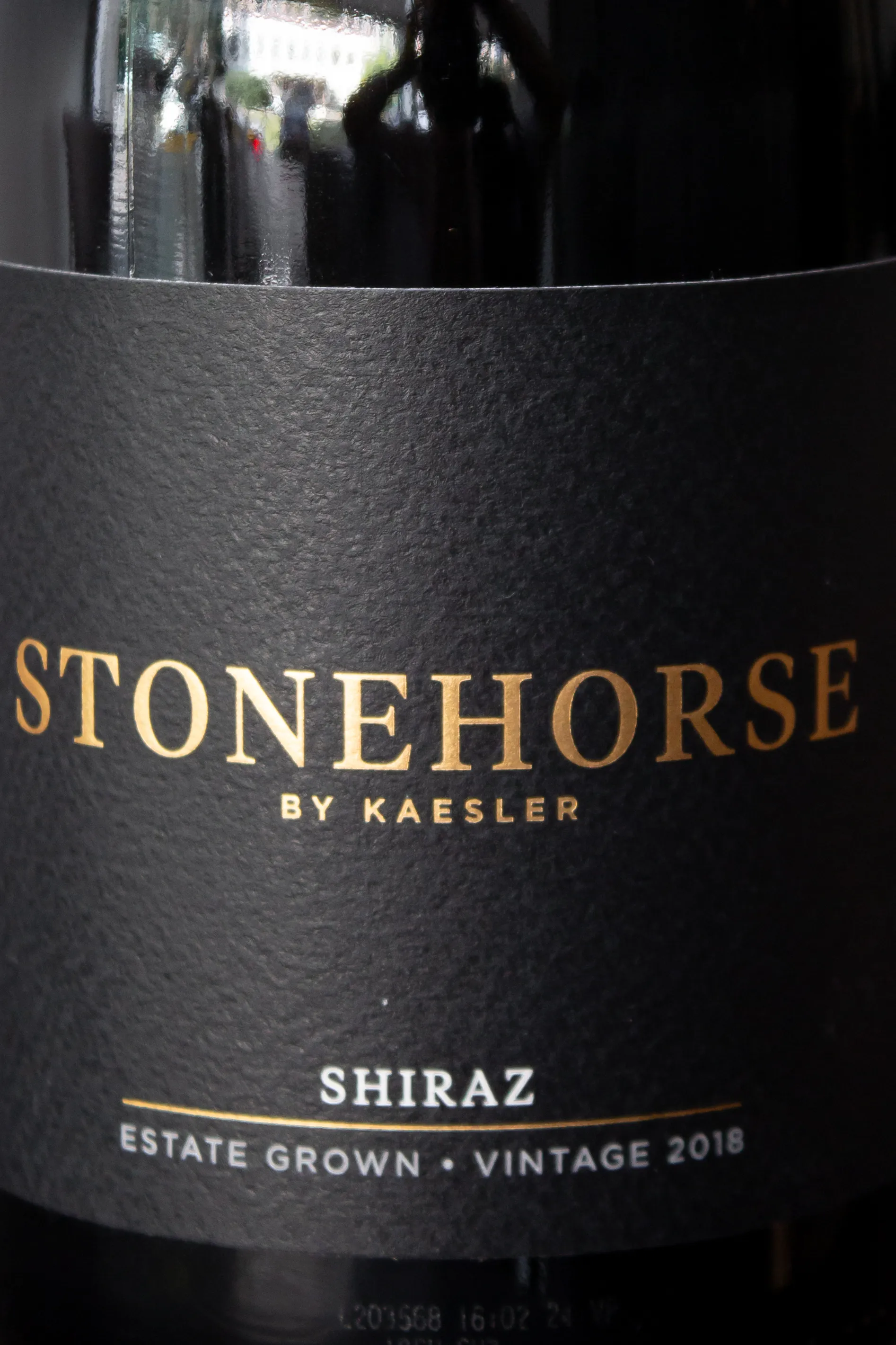 Вино Kaesler Stonehorse Shiraz купить в винном ресторане Остерия - лучшая цена Вино Kaesler Stonehorse Shiraz / Стоунхорс Шираз