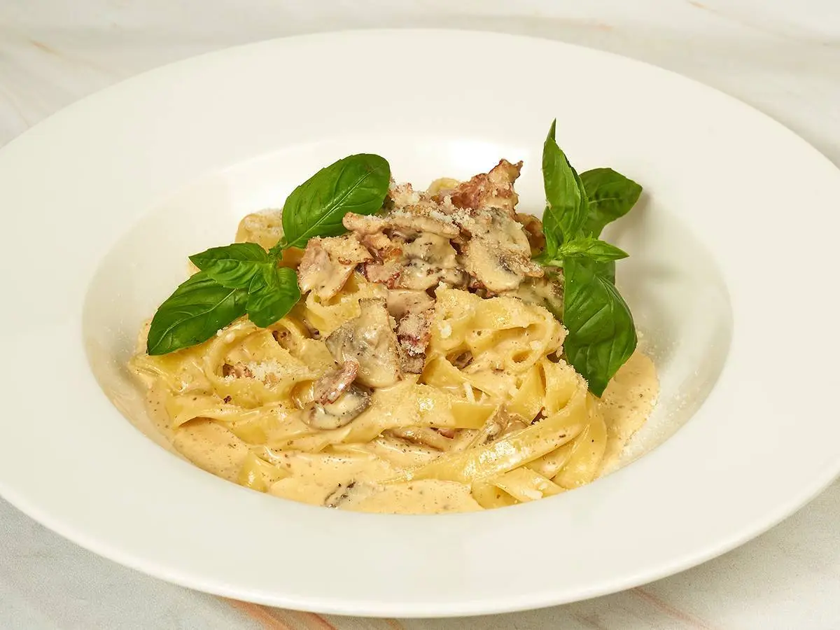 Карбонара Фетучини с беконом, грибами и сливками