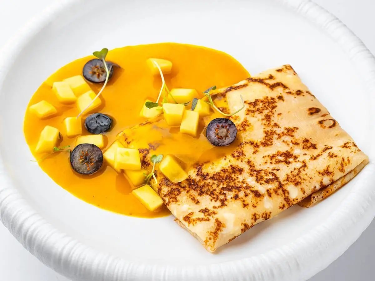 Блины с ванильным кремом и манго