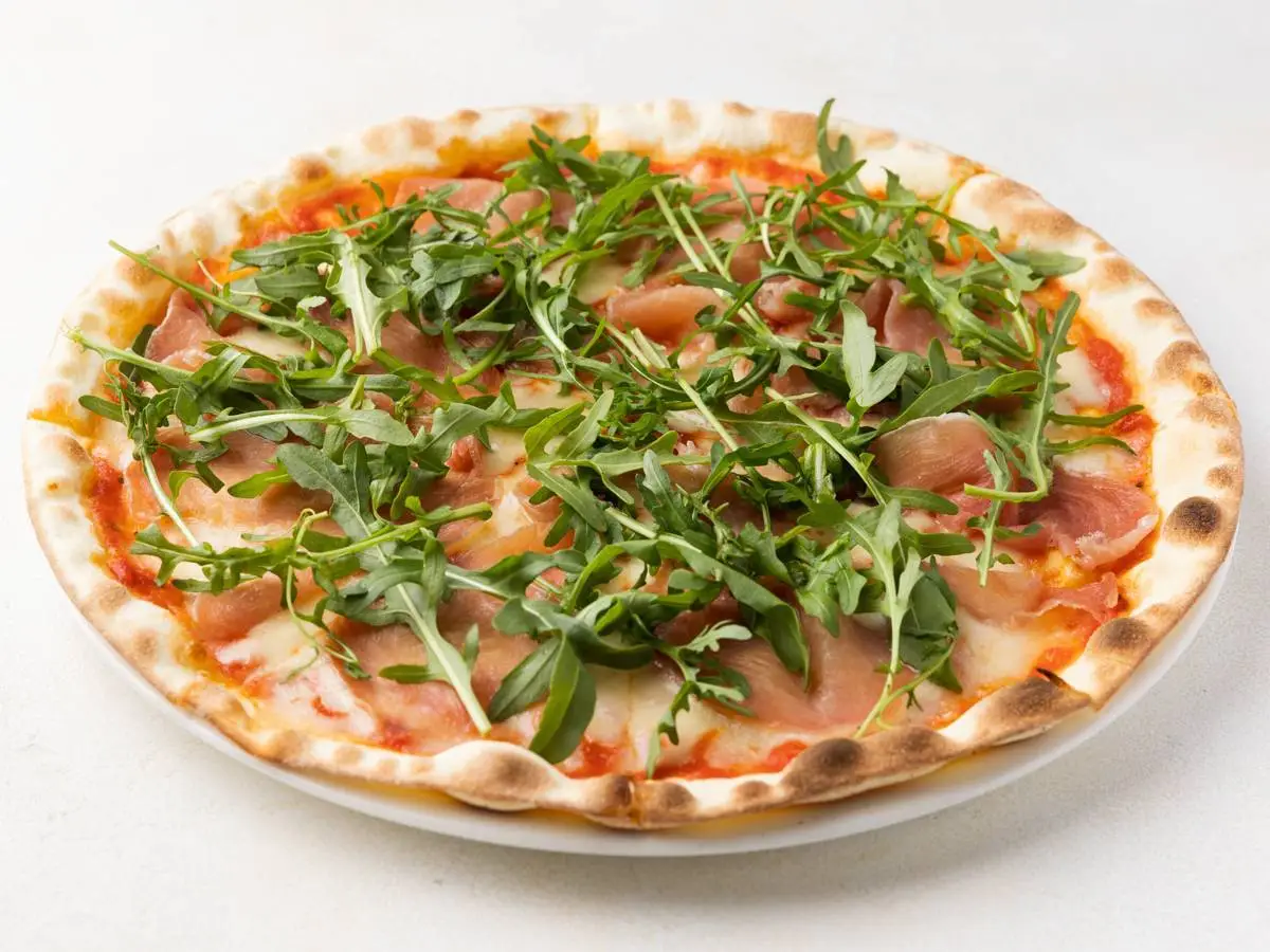 Пицца «Прошутто-помидори»: вкусное сочетание свежих помидоров и аппетитной итальянской ветчины