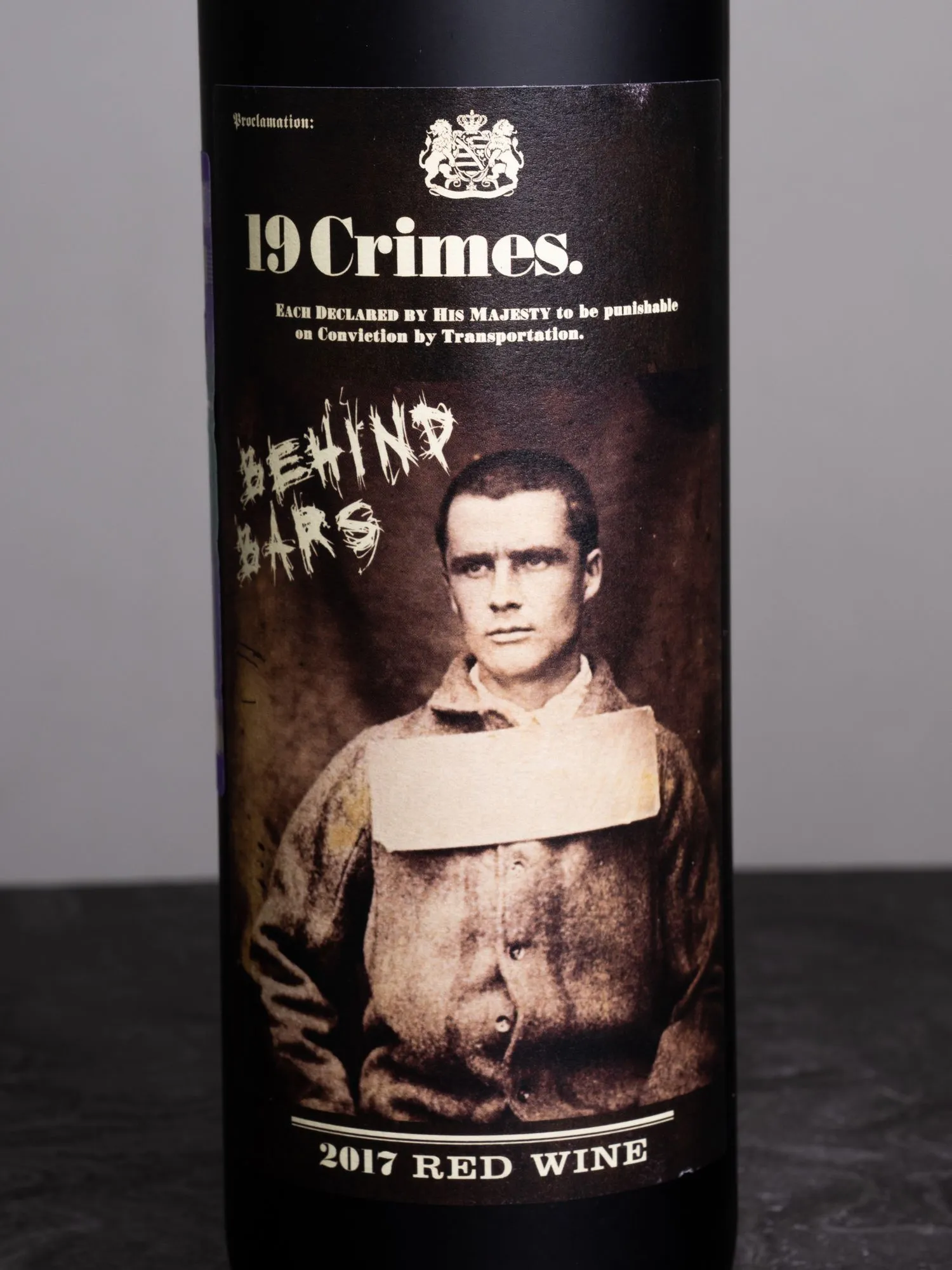 Купить вино 19 Crimes The Banished Dark Red в винном ресторане Osteria Amici цена Вино 19 Crimes The Banished Dark Red / 19 Краймс Бехайнд Барс Ред Вайн
