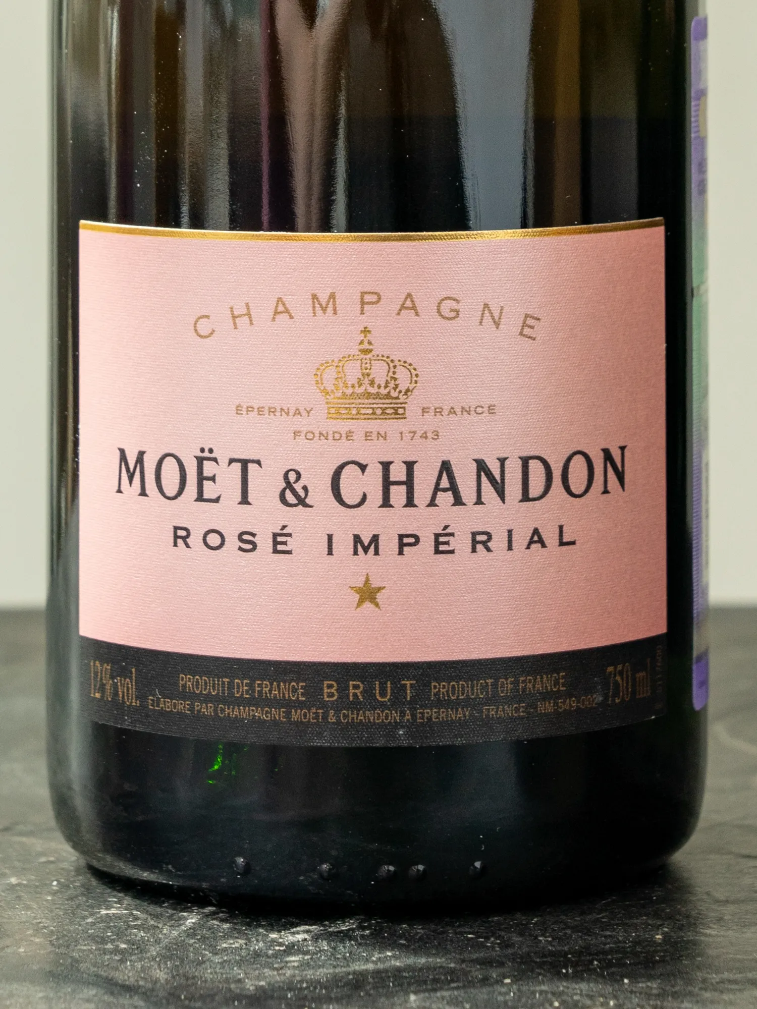 Шампанское Moet & Chandon Brut Imperial Rose купить в винном ресторане Остерия Амичи - лучшая цена Шампанское Moet & Chandon Brut Imperial Rose / Моет и Шандон Розе Империаль