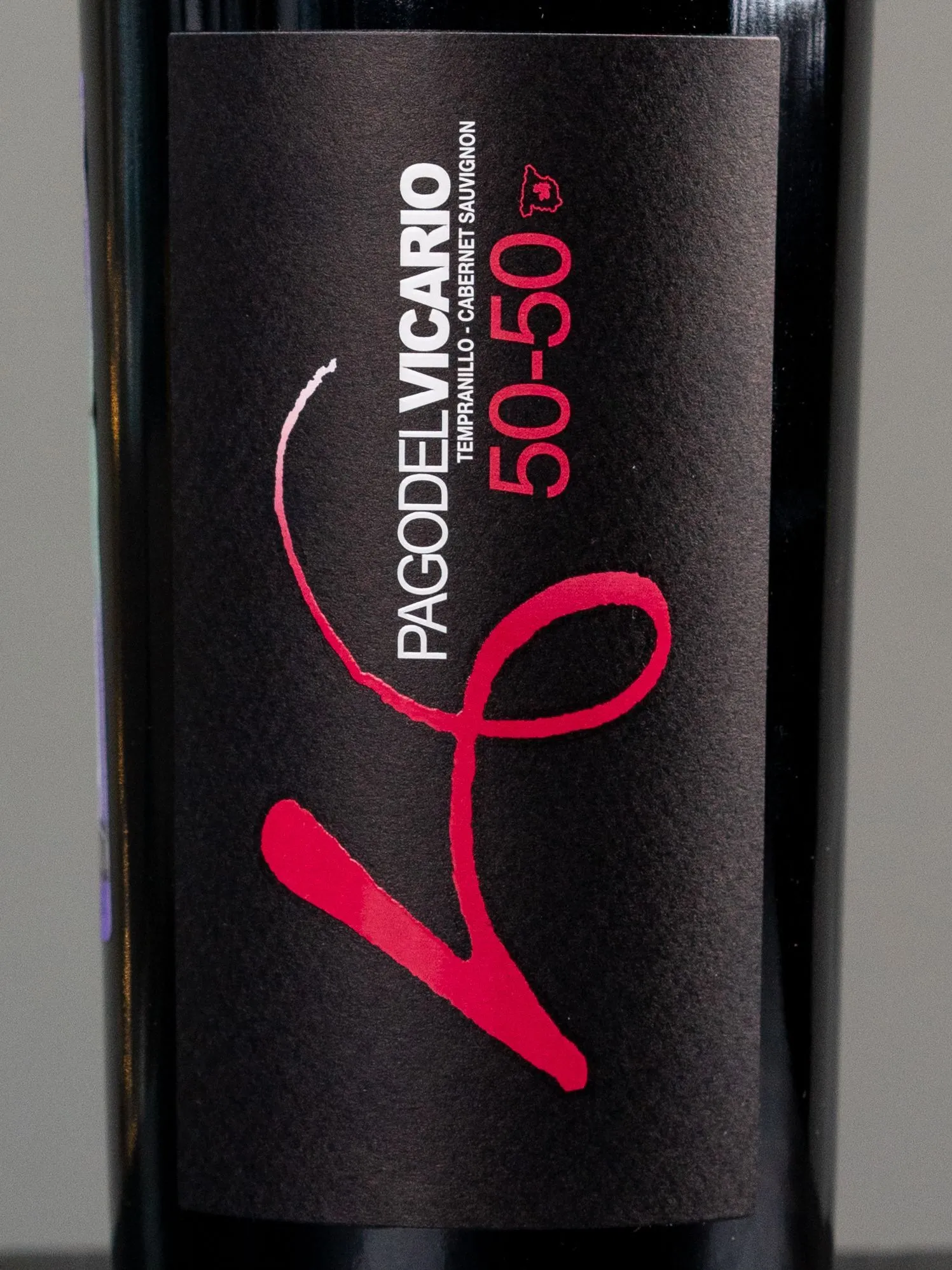 Вино Pago del Vicario 50-50 Tempranillo-Cabernet Sauvignon купить в ресторане Остерия - лучшая цена Вино Pago del Vicario 50-50 Tempranillo-Cabernet Sauvignon / Паго дель Викарио 50-50 Темпранильо-Каберне Совиньон