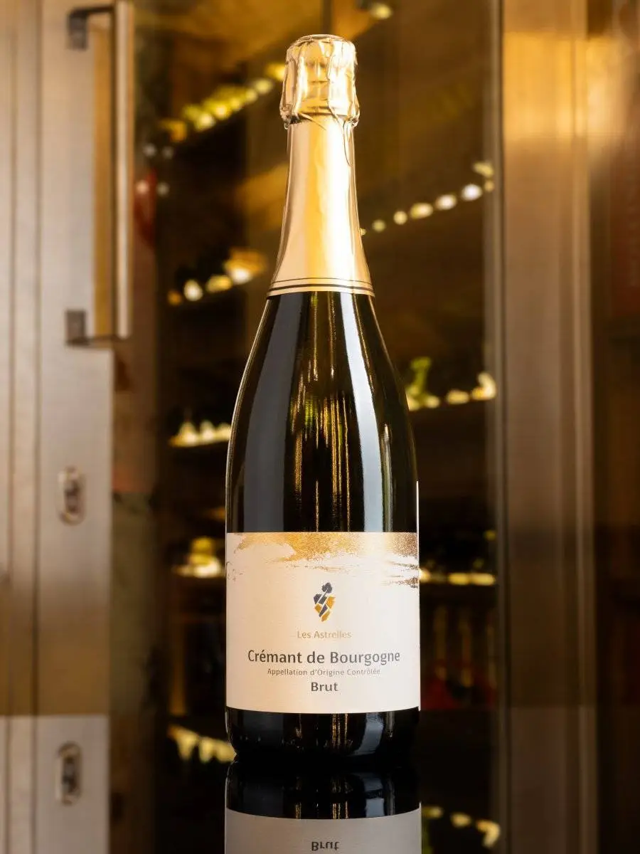 Игристое вино Domaine Les Astrelles Cremant de Bourgogne Brut 2022 купить в винном ресторане Остерия - лучшая цена Игристое вино Domaine Les Astrelles Cremant de Bourgogne Brut 2022 / Домен Лез Астрель Креман де Бургонь Брют