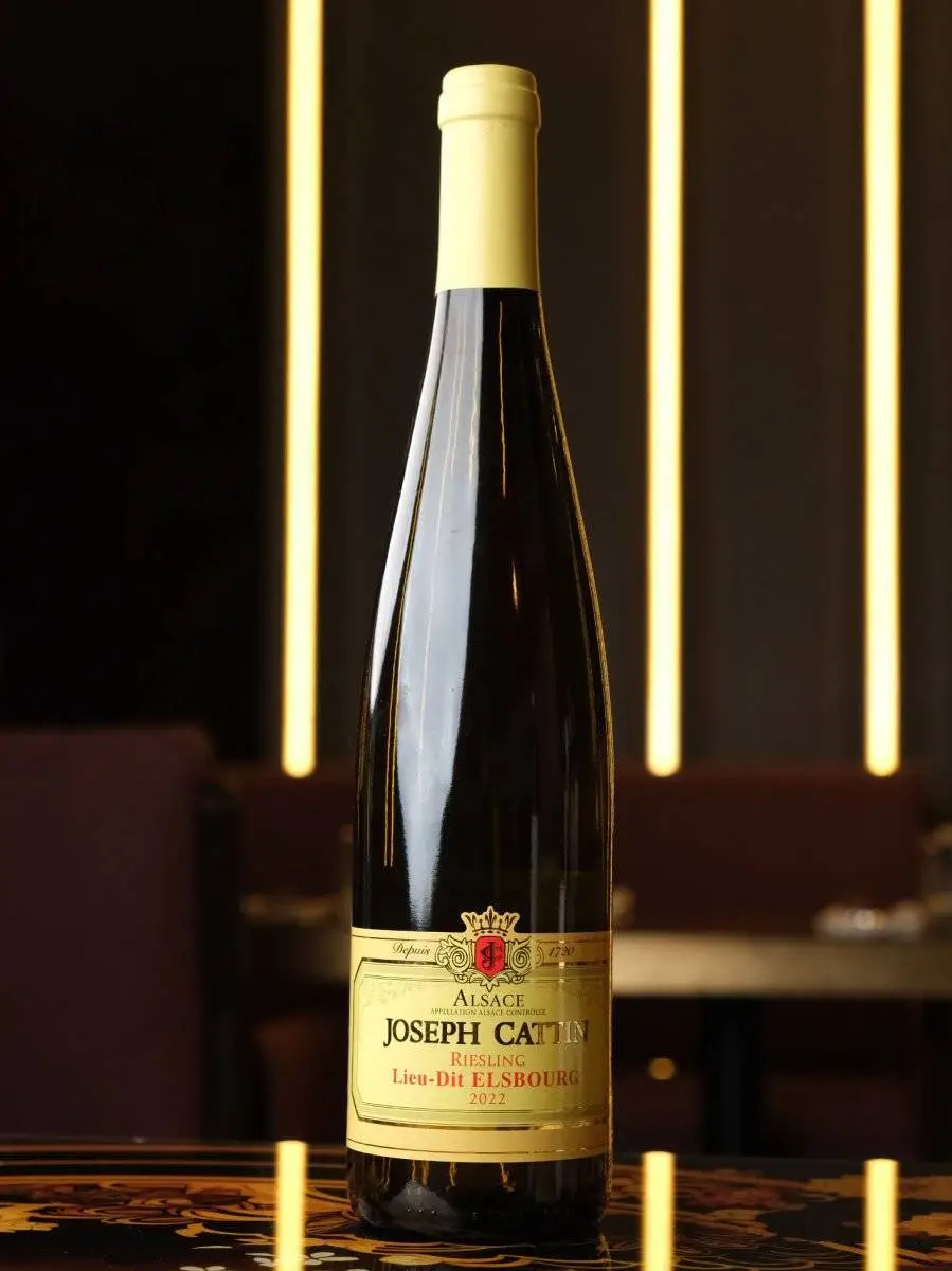 Вино Joseph Cattin Riesling Lieu-dit Elsbourg Alsace купить в винном ресторане Остерия - лучшая цена Вино Joseph Cattin Riesling Lieu-dit Elsbourg Alsace AOC / Рислинг Эльзас Льё-Ди Эльсбург Жозеф Каттэн