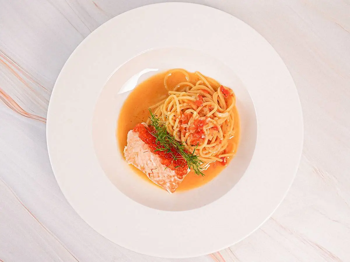Спагетти с лососем и икрой