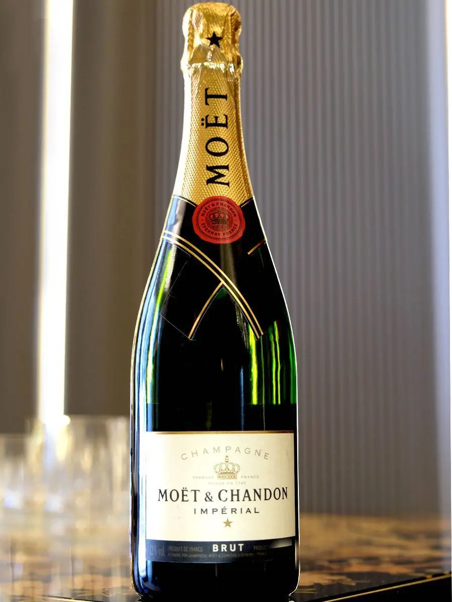 Шампанское Moet & Chandon Imperial Brut купить в винном ресторане Остерия - лучшая цена Шампанское Moet & Chandon Imperial Brut / Моет и Шандон Брют Империал