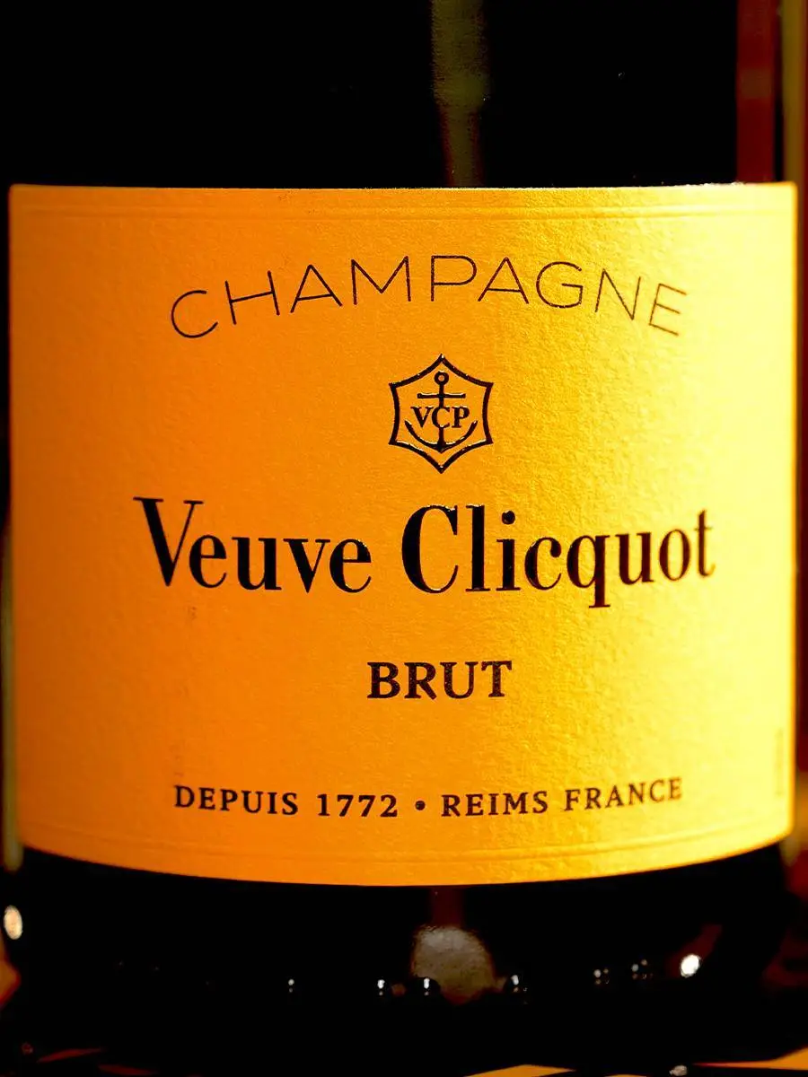 Шампанское Veuve Clicquot Brut купить в винном ресторане Остерия - лучшая цена Шампанское Veuve Clicquot Brut / Вдова Клико