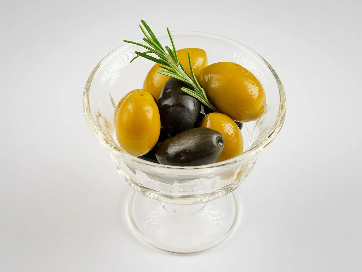 Зеленые оливки и маслины