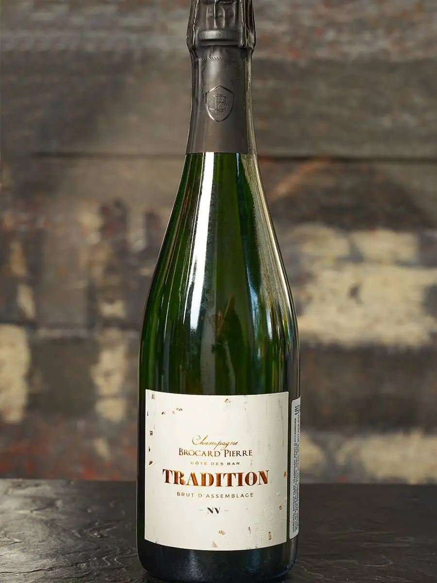 Шампанское Brocard Pierre Tradition Brut d Assemblage Champagne купить в винном ресторане Остерия - лучшая цена Шампанское Brocard Pierre Tradition Brut d Assemblage Champagne / Брокар Пьер Традисьон Брют д'Ассамбляж