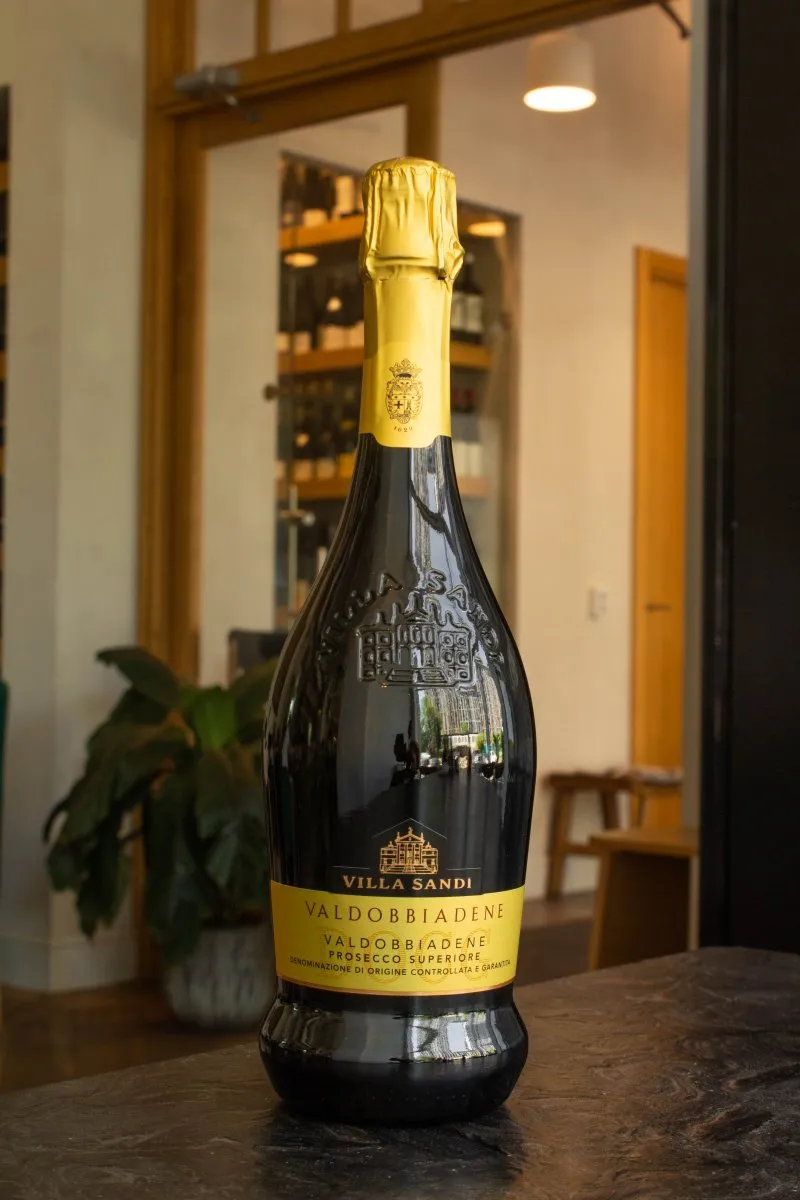 Игристое вино Villa Sandi Valdobbiadene Prosecco Superiore DOCG Extra Dry купить в винном ресторане Остерия - лучшая цена Игристое вино Villa Sandi Valdobbiadene Prosecco Superiore DOCG Extra Dry / Вилла Санди Вальдоббьядене Просекко Супериор ДОКГ Экстра Драй