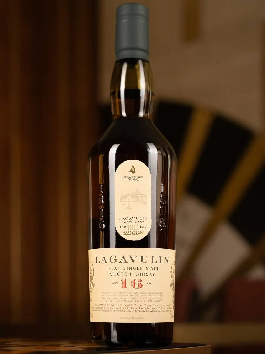 Виски Lagavulin 16 years old 700 ml / Лагавулин 16 лет 0.7 л