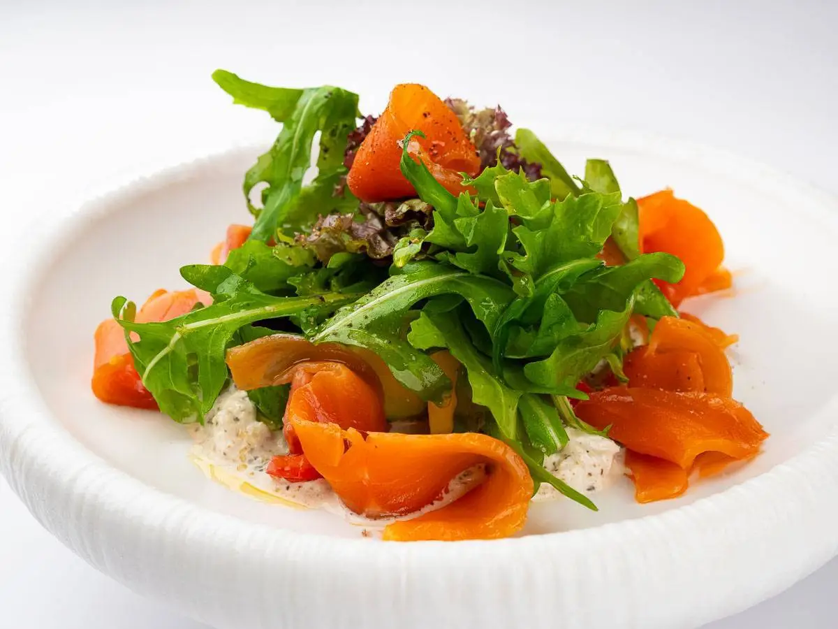 Салат с лососем и страчателлой