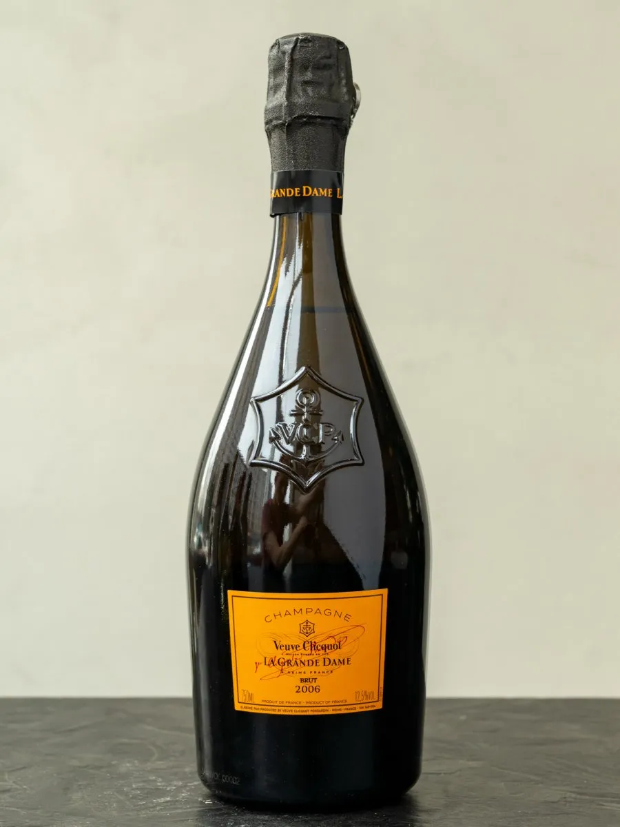 Шампанское Veuve Clicquot La Grande Dame купить в винном ресторане Остерия - лучшая цена Шампанское Veuve Clicquot La Grande Dame / Вдова Клико Понсардин Гранд Дам Винтаж
