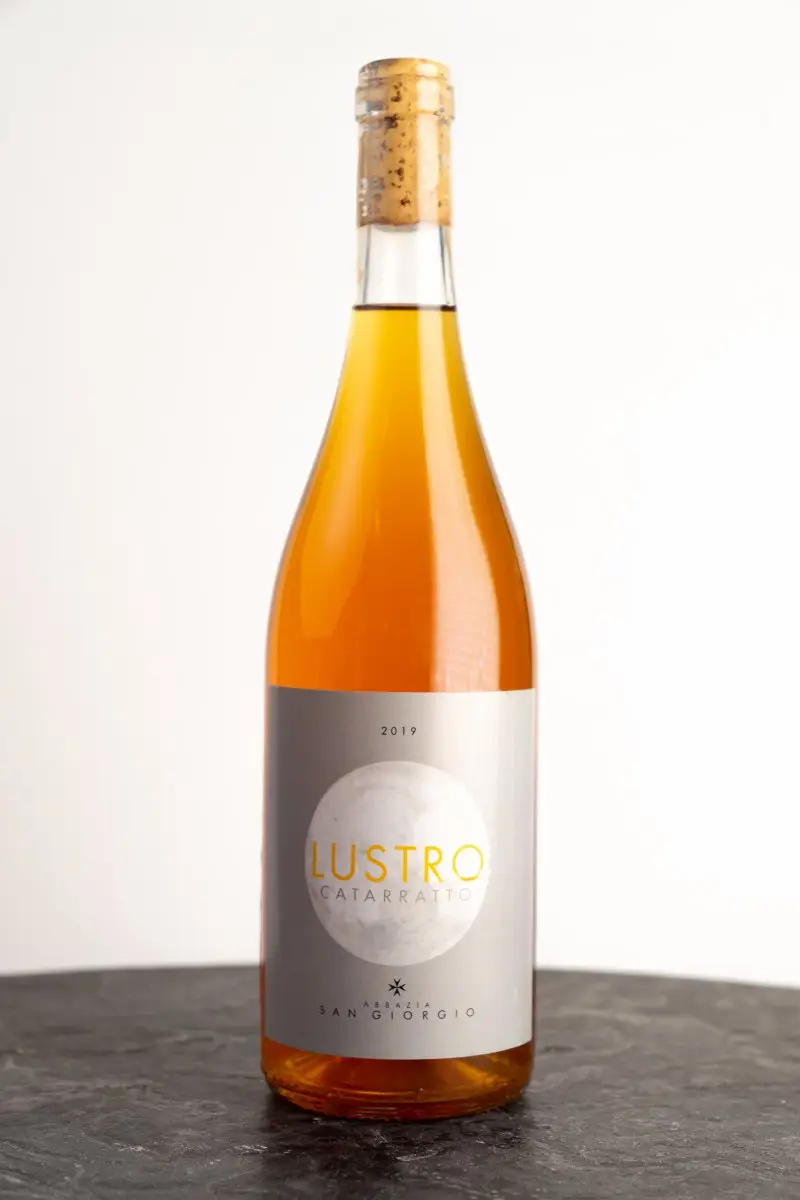 Вино Abbazia San Giorgio Lustro Catarratto Terre Siciliane IGT 2019 купить в винном ресторане Остерия - лучшая цена Вино Abbazia San Giorgio Lustro Catarratto Terre Siciliane IGT 2019 / Аббация Сан Джорджио Лустро Катарратто 2019