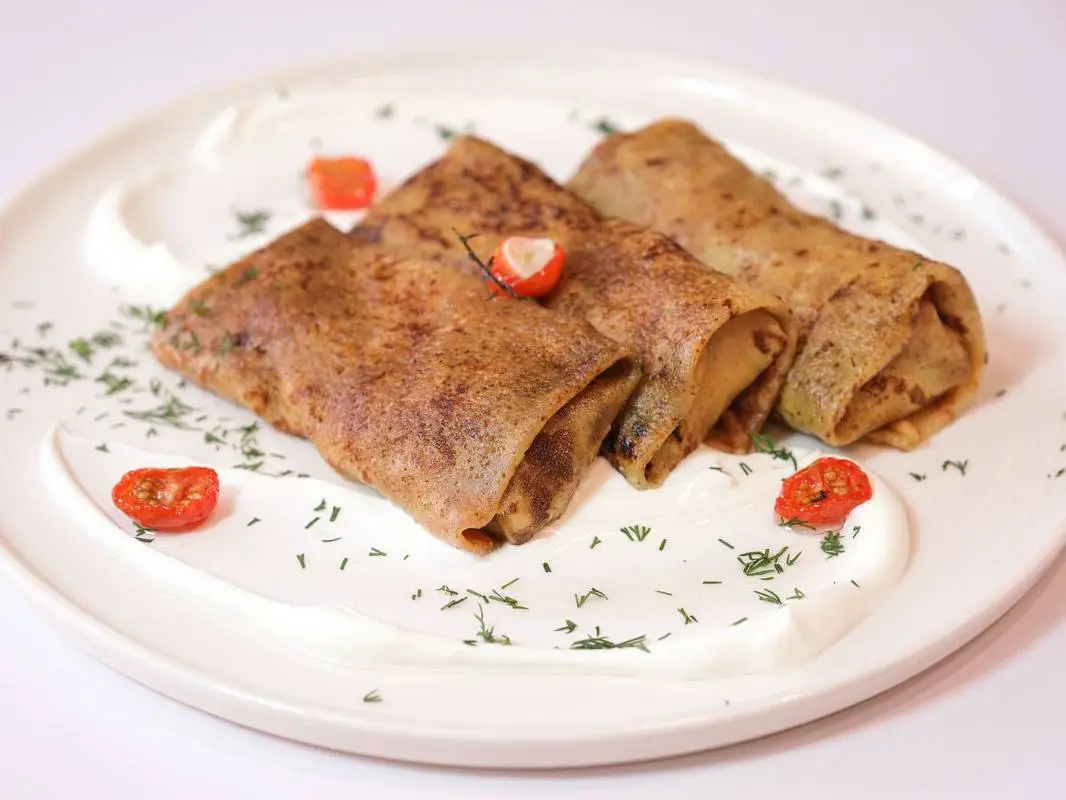 Блины с мясом и сметаной