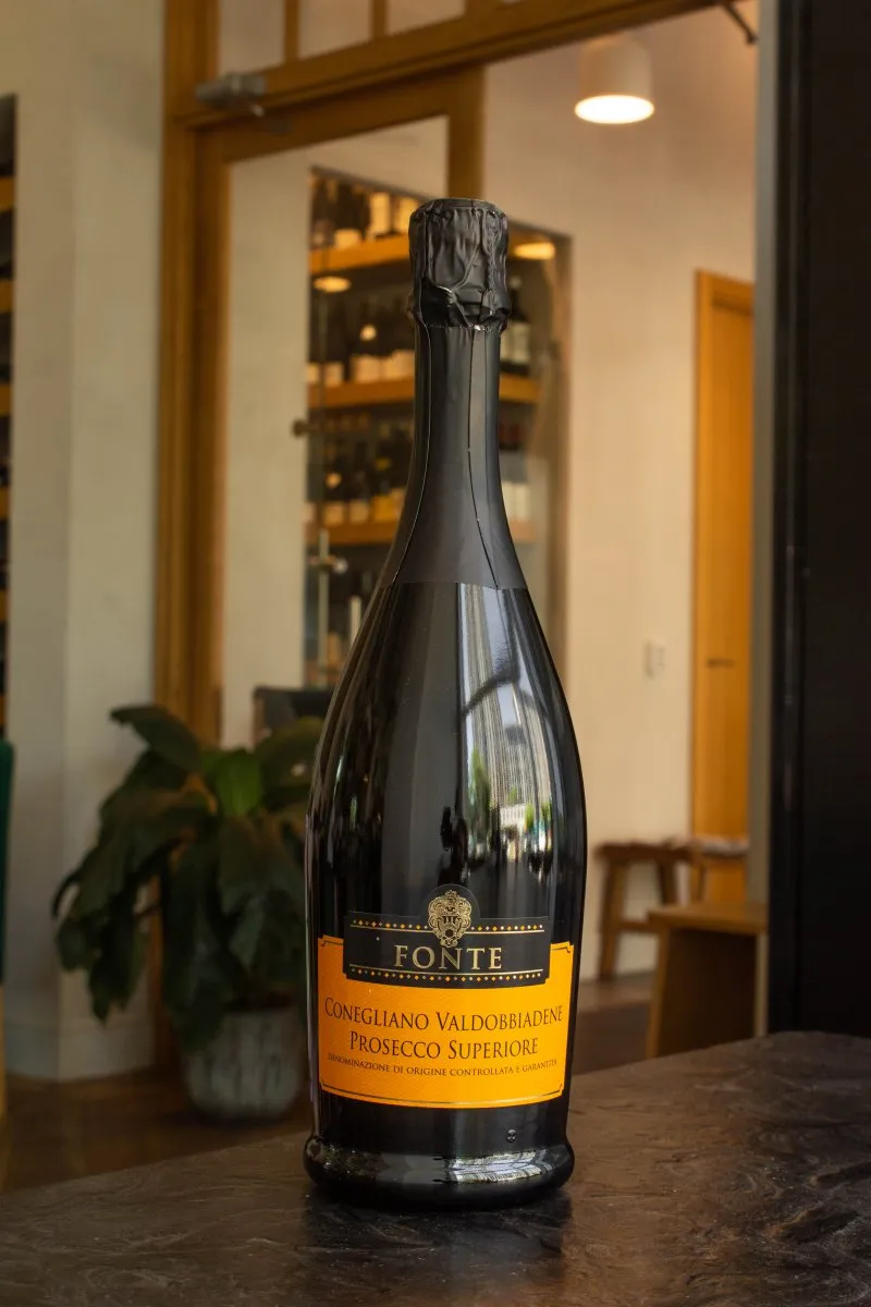 Игристое вино Prosecco Fonte Conegliano Valdobbiadene Superiore купить в винном ресторане Остерия - лучшая цена Игристое вино Prosecco Fonte Conegliano Valdobbiadene Superiore / Фонте Конельяно Вальдоббьядене Супериоре