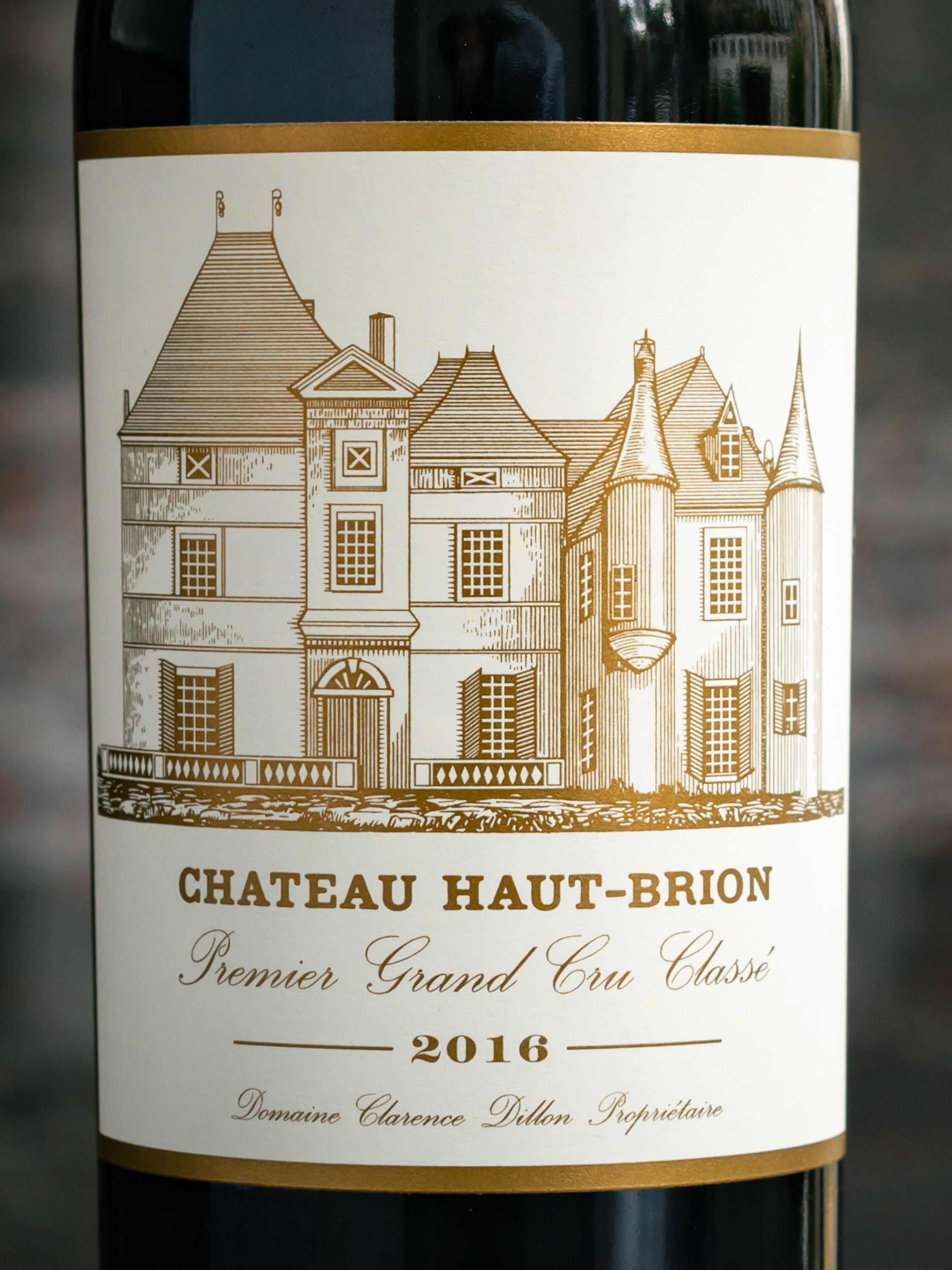 Вино Chateau Haut-Brion Pessac-Leognan AOC 1-er Grand Cru Classe купить в Остерия - учшая цена Вино Chateau Haut-Brion Pessac-Leognan AOC 1-er Grand Cru Classe / Шато О-Брион Руж Премьер Гран Крю