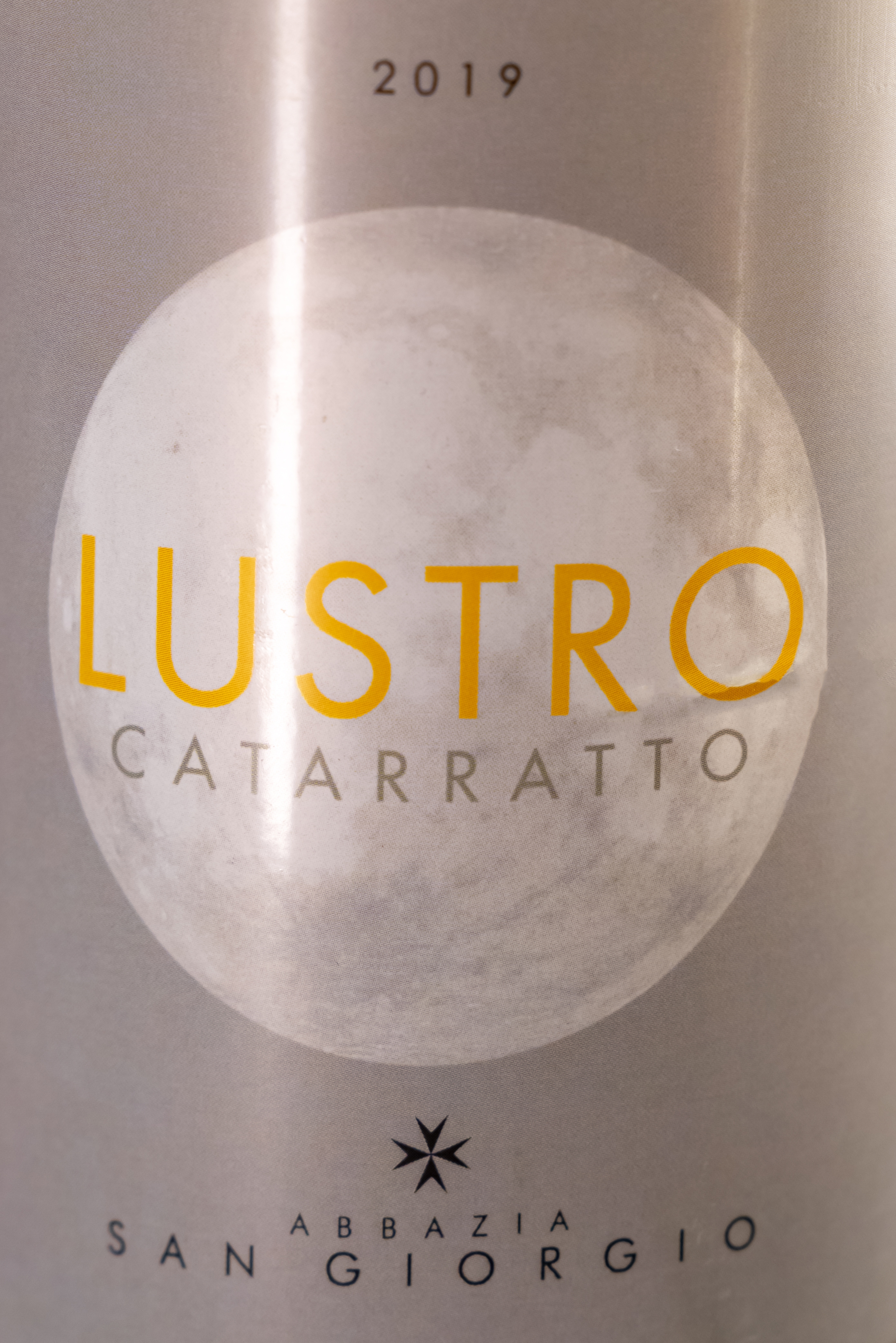Вино Abbazia San Giorgio Lustro Catarratto Terre Siciliane IGT 2019 купить в винном ресторане Остерия - лучшая цена Вино Abbazia San Giorgio Lustro Catarratto Terre Siciliane IGT 2019 / Аббация Сан Джорджио Лустро Катарратто 2019